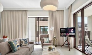 TV - Beachside 3BR with Pool Views & Lagoon Access (Dubai)