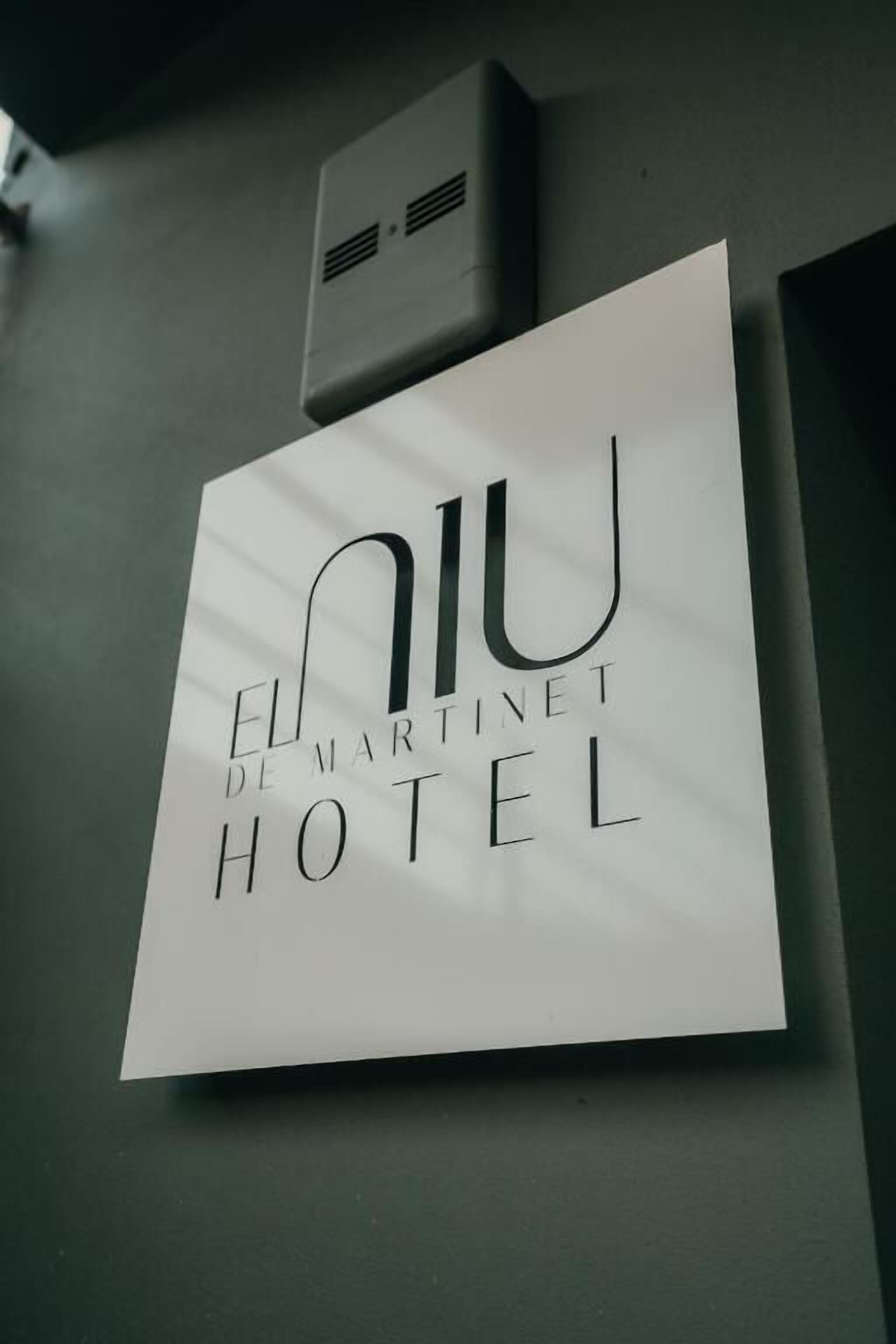 Señal del Hotel El Martinet, con un diseño moderno.