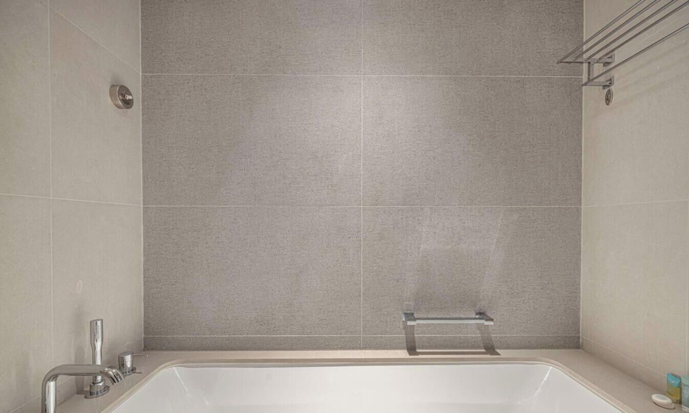 Un bagno dotato di vasca, doccia e WC.