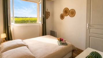 Iron/ironing board, travel cot, bed sheets