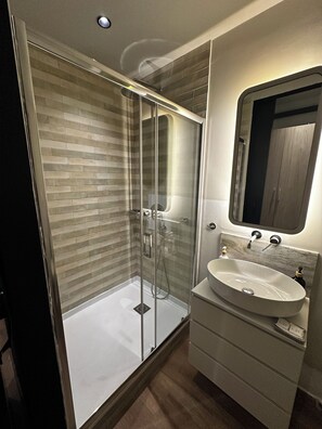 Chambre Confort, vue ville | Salle de bain | Chaussons