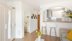Un apartamento moderno con cocina, comedor y sala de estar.