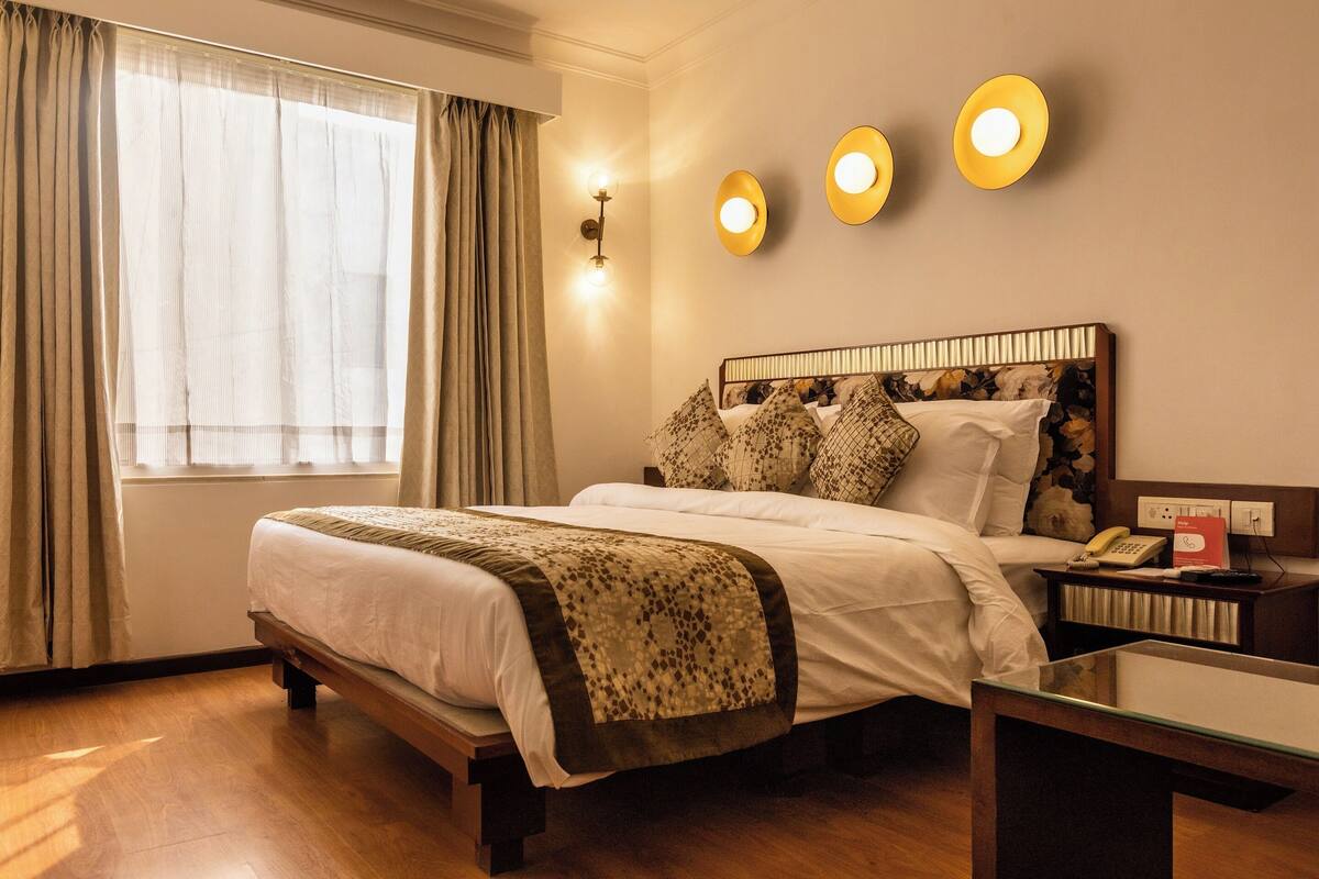 Escritorio, tabla de planchar con plancha, wifi gratis y ropa de cama 