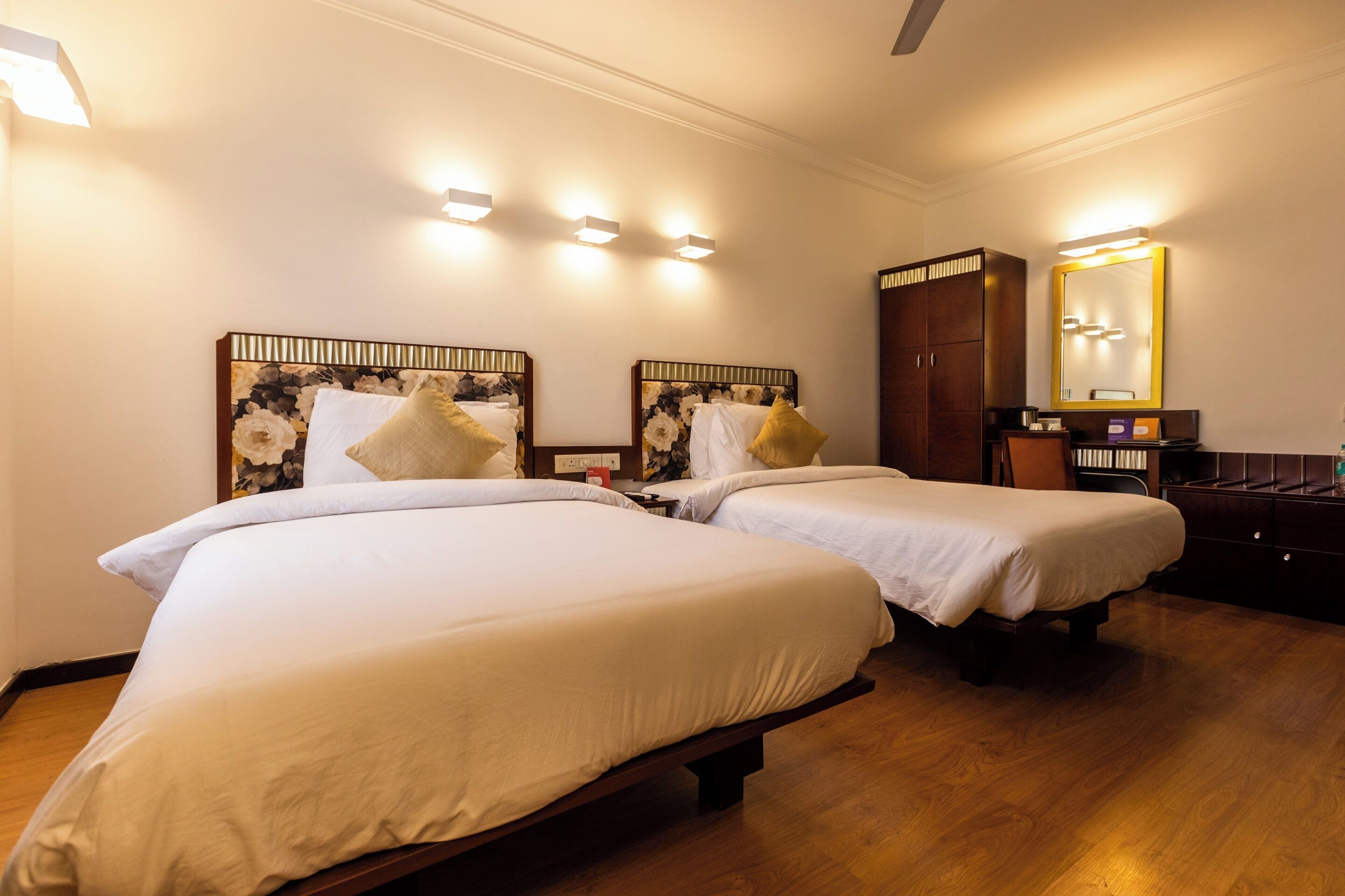 Suite | Desk, iron/ironing board, free WiFi