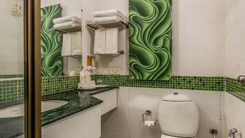 Ein Badezimmer mit Toilette, Waschbecken und Dusche.