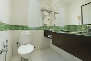 Suite | Bathroom | Shower, free toiletries, towels, soap - Clubhouse Nami Residency Riverfront (Ahmedabad)