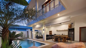 A modern house with a swimming pool, outdoor seating, and a kitchen area. - Villa Cinta Rose (Badung)