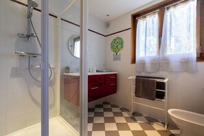 Hair dryer, towels, soap, toilet paper - Apartment in a chalet in Saint Martin Sallanches near the ski resorts—sleeps 3 (Sallanches)
