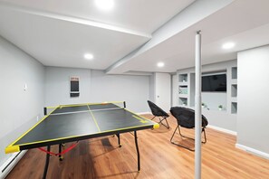Games room - Perfect 3-bedroom house with AC in charming Pittsburgh (Pittsburgh)