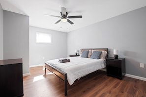 Room - Perfect 3-bedroom house with AC in charming Pittsburgh (Pittsburgh)