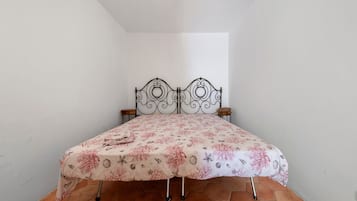 4 quartos, ferros/tábuas de passar roupa, roupa de cama