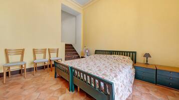 4 bedrooms, iron/ironing board, bed sheets