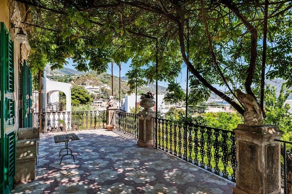 Terrace/patio - 'Villa Charme' with Sea View, Private Terrace and Private Garden (Lipari)