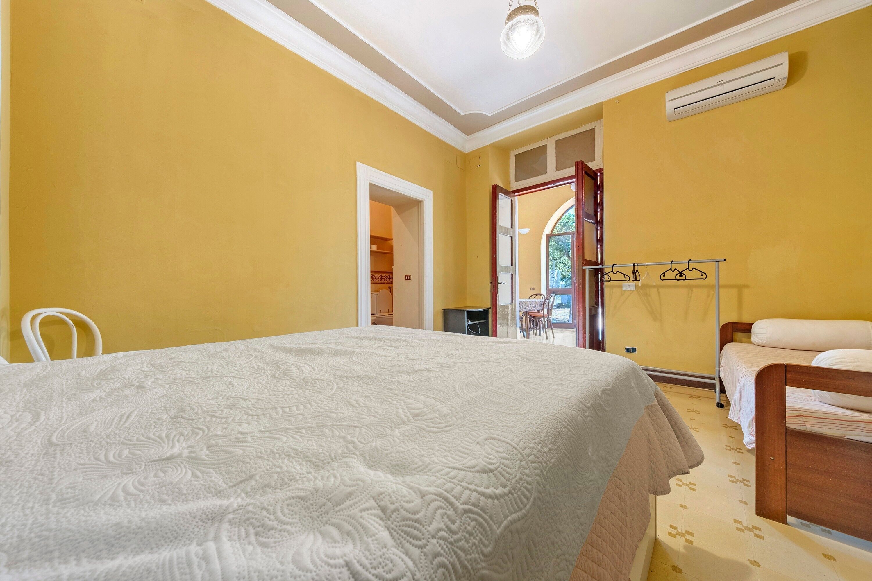 4 bedrooms, iron/ironing board, bed sheets