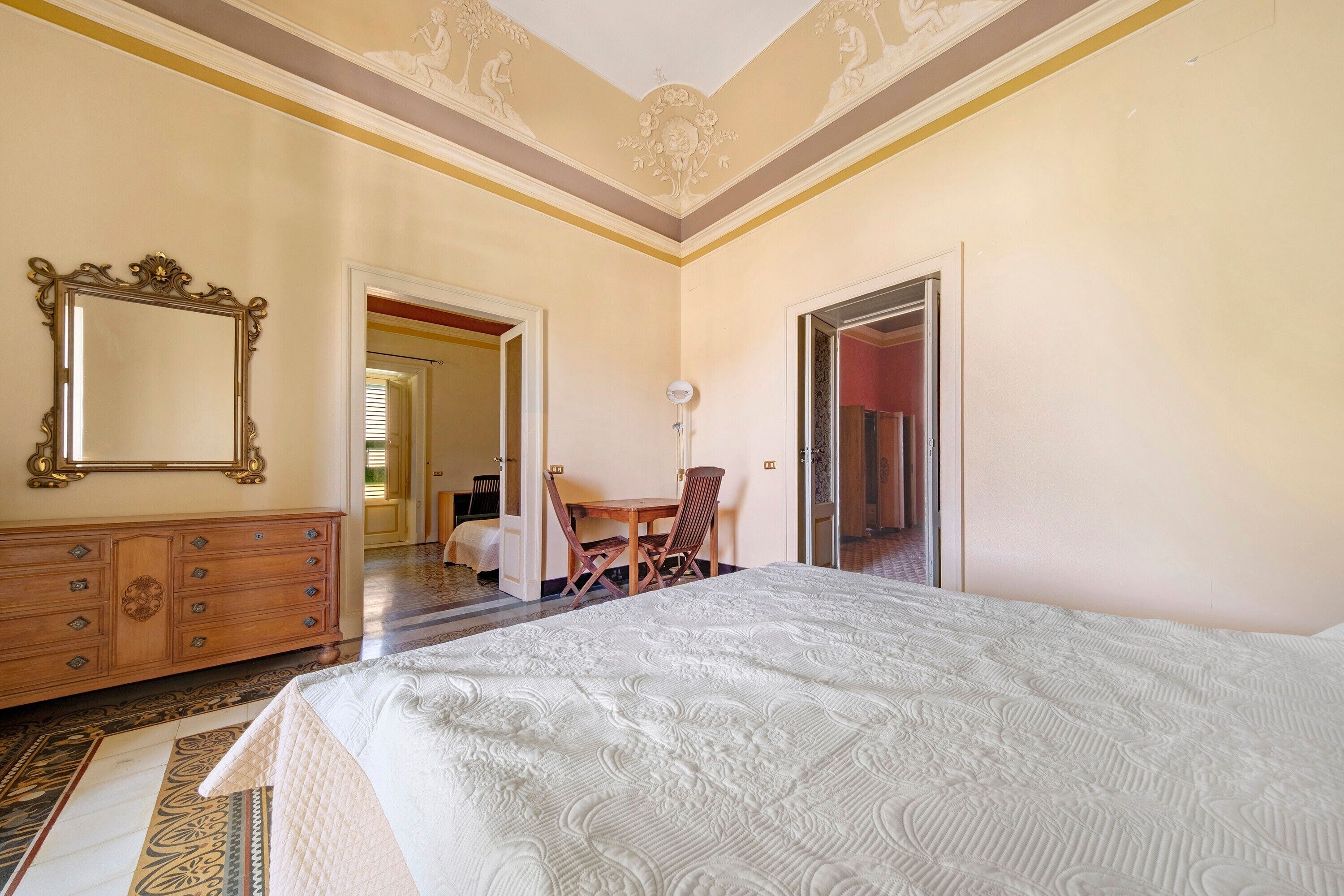 4 bedrooms, iron/ironing board, bed sheets