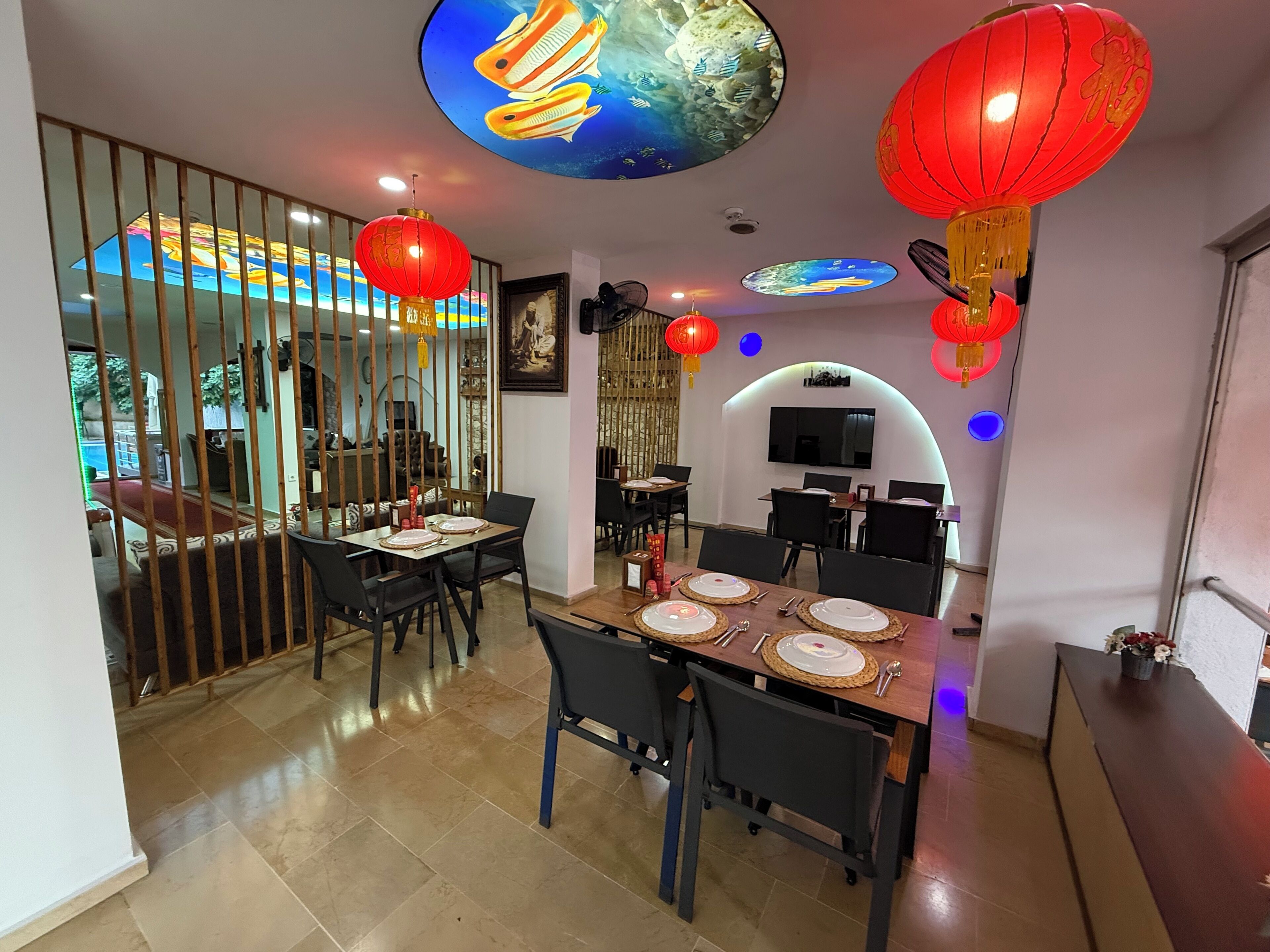 供应午餐、晚餐和早午餐