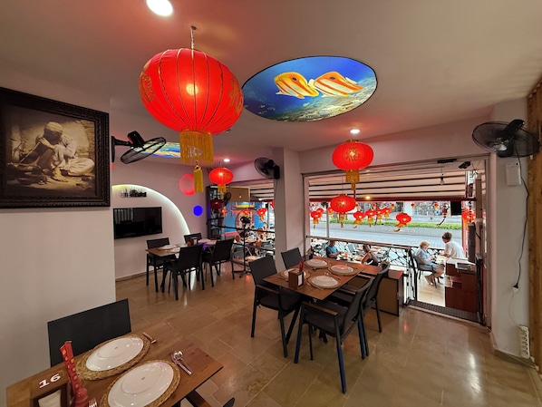 Déjeuner, dîner et brunch servis sur place