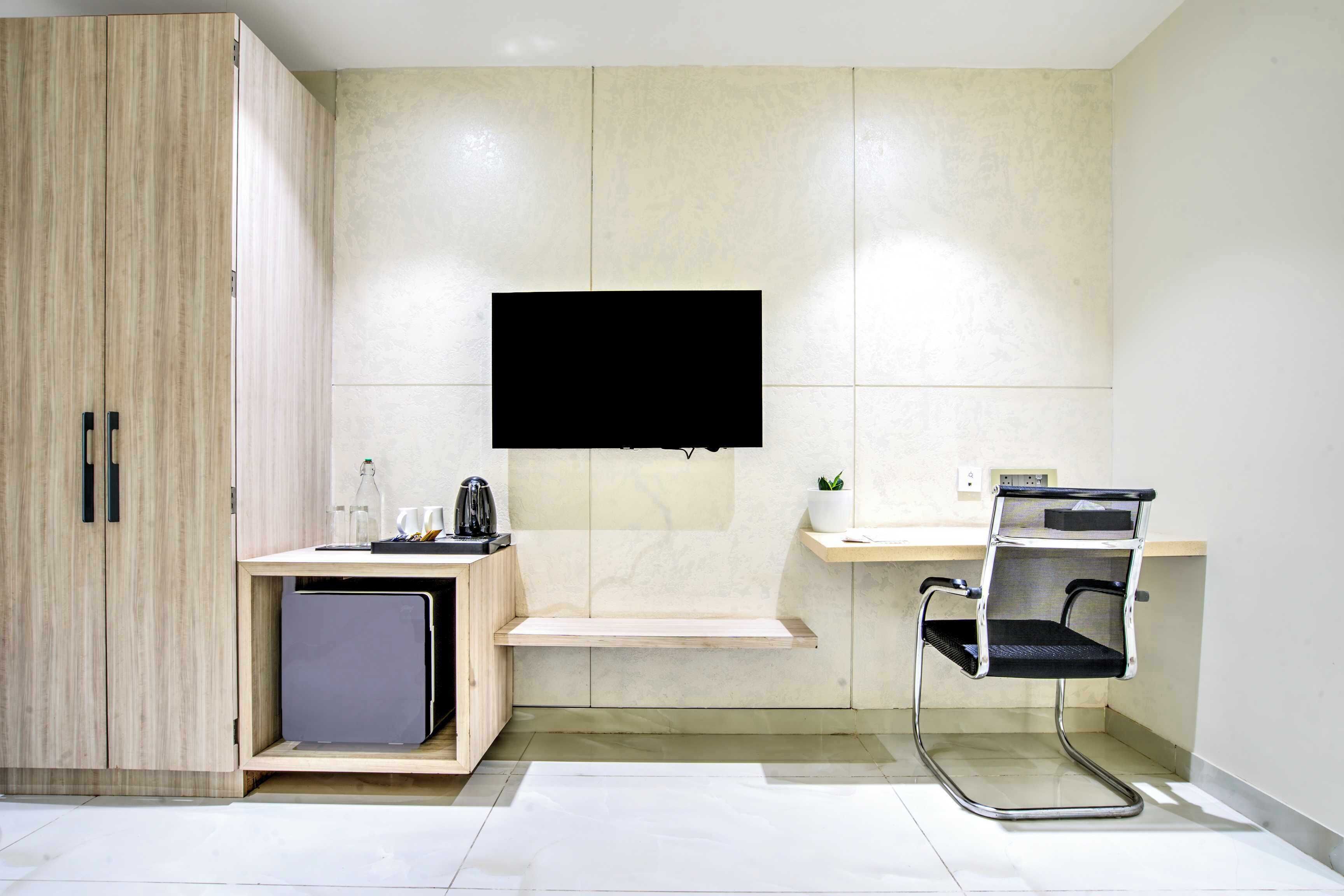 Een bureau, gratis wifi, beddengoed