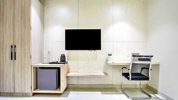 Een bureau, gratis wifi, beddengoed