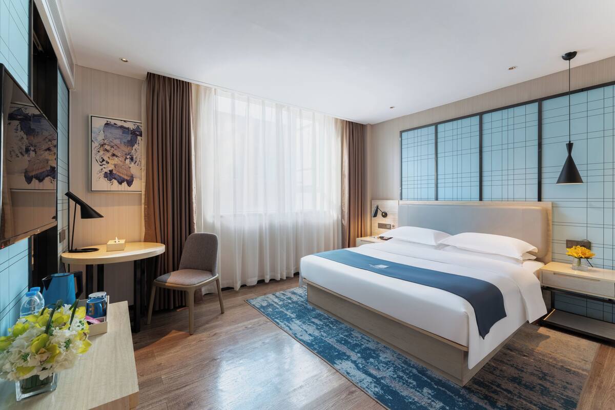 Comfort-Doppelzimmer, Stadtblick | Schreibtisch, laptopgeeigneter Arbeitsplatz, Verdunkelungsvorhänge