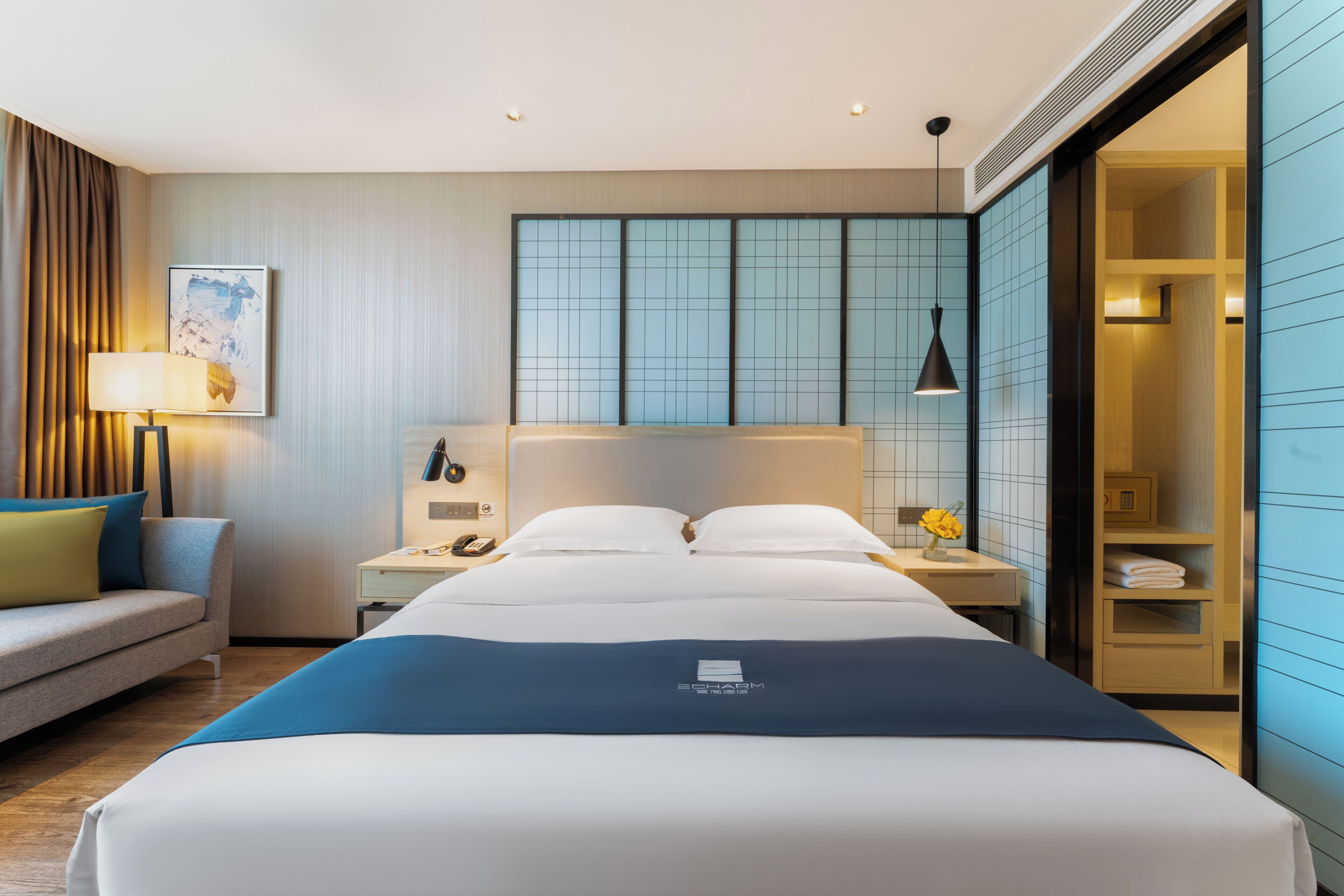 Habitación doble estándar, vista a la ciudad | Escritorio, espacio para trabajar con laptop y cortinas blackout 
