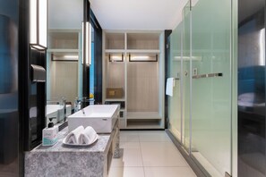 Habitación Confort con 2 camas individuales, vista a la ciudad | Baño | Regadera, amenidades de baño gratuitas, secadora de cabello, toallas 