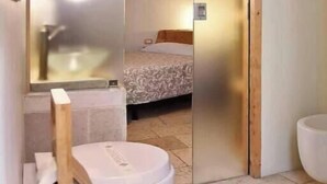 Shower, hair dryer, bidet, towels - Gaudí's Corner: Alcoba Blanca (Putignano)