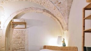 1 bedroom, iron/ironing board, internet, bed sheets - Gaudí's Corner: Alcoba Blanca (Putignano)