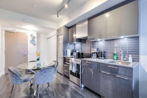 Standard Room | Private kitchen | Fridge, microwave, oven, stovetop - City Grove Hotel (Toronto)