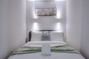 Standard Room | Iron/ironing board, free WiFi - City Grove Hotel (Toronto)