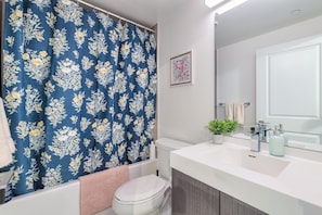 Standard Room | Bathroom | Free toiletries, hair dryer, towels, soap - City Grove Hotel (Toronto)