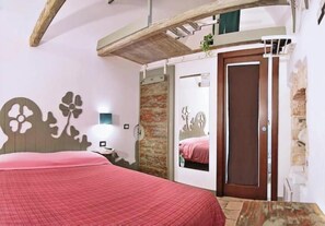 1 bedroom, iron/ironing board, internet, bed sheets - Gaudí's Corner: Alcoba Calvet (Putignano)