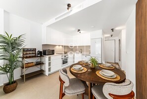 Coffee/tea maker, fridge, microwave, oven - Pilar Sunplace Deluxe, ground-floor resort apt, pool, garden view, by OYOOSTAYS (Pilar de la Horadada)