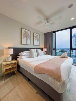 Iron/ironing board, WiFi, bed sheets - Luxury Holiday On Vue (Broadbeach)