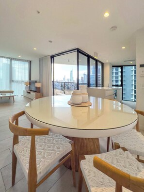 Dining - Luxury Holiday On Vue (Broadbeach)
