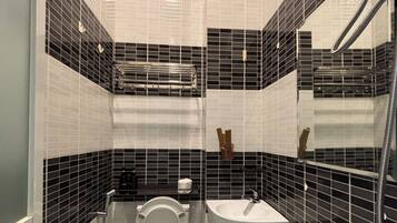 Ducha, secador de pelo, bidet, toallas