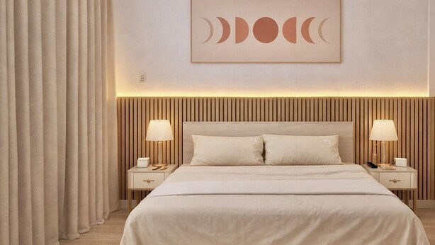 Un dormitori modern amb un llit, dues taules de nit, una obra penjada a la paret i un ventilador de sostre.