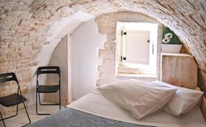 2 bedrooms, iron/ironing board, Internet, bed sheets - Gaudí's Corner: Alcoba Fascinosa (Putignano)