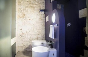Shower, hair dryer, towels, soap - Gaudí's Corner: Alcoba Fascinosa (Putignano)