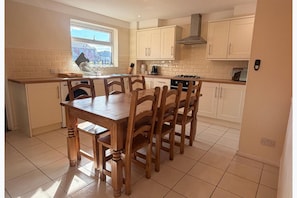 Dining - Cozy Leeds Private House With 3 Bedrooms (Leeds)