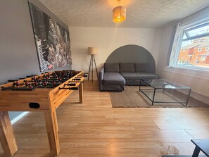 Games room - 3 Bedroom House Sleeps 5 - Private Garden - Pets (Leeds)