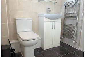 Shower, towels - Cozy Leeds Private House With 3 Bedrooms (Leeds)