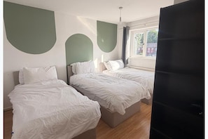 3 bedrooms, free WiFi, bed sheets - Cozy Leeds Private House With 3 Bedrooms (Leeds)