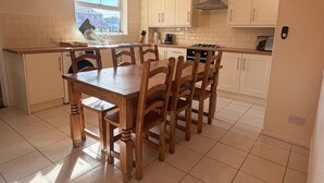 Dining - Leeds Tranquil Retreat With 3 Bedrooms (Leeds)