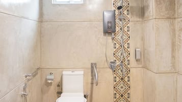 Senior Quadruple Room | Bilik Mandi