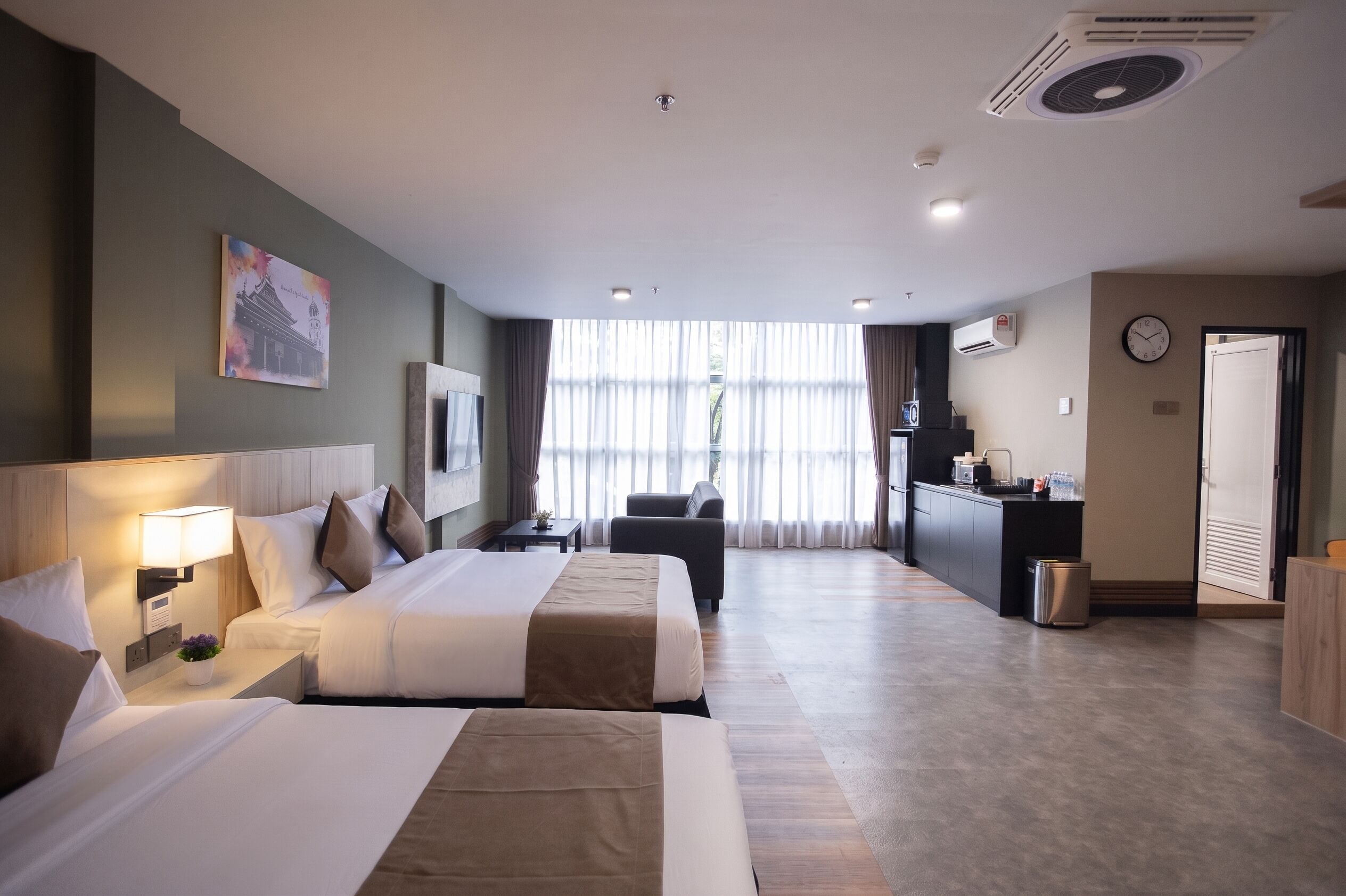 Une chambre d’hôtel avec deux lits, un bureau, une chaise et une vue sur la ville.