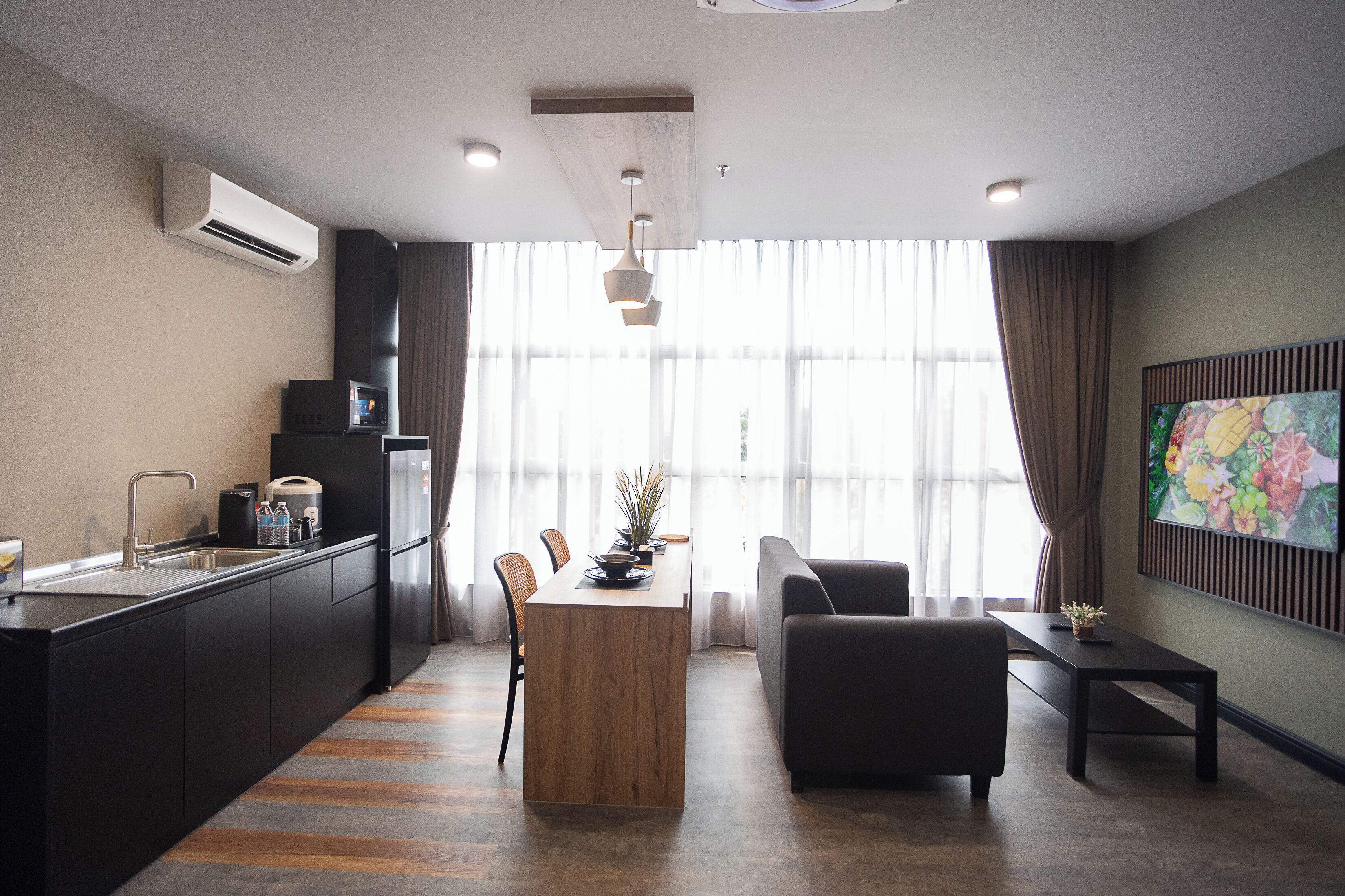 Un espacio habitable moderno con cocina, comedor y zona de estar.