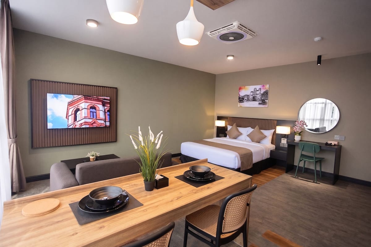 Quarto casal luxo, vista para o rio | Ferros/tábuas de passar roupa, Wi-Fi de cortesia