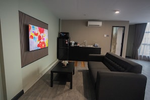 Panoramic Quadruple Room, River View | Living area - HOTEL VALYA MELAKA SENTRAL RIVERFRONT (Malacca City)