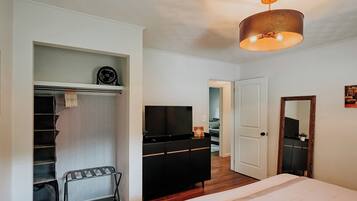 3 chambres, fer et planche à repasser, lit de bébé portatif